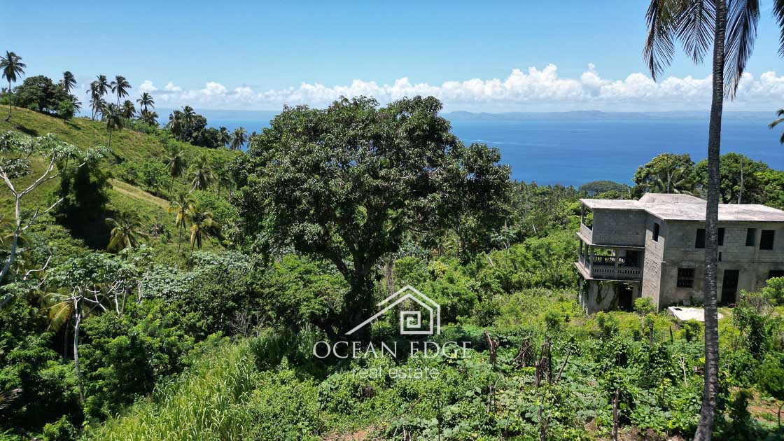 Hilltop land with amazing view at the Samana Bay