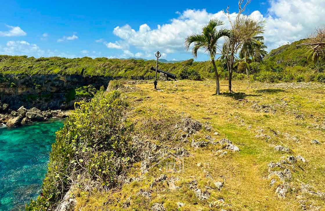 Beachfront Lot Steps from a Famous Tourist Hotspot-las-galeras-ocean-edge-real-estate (20)