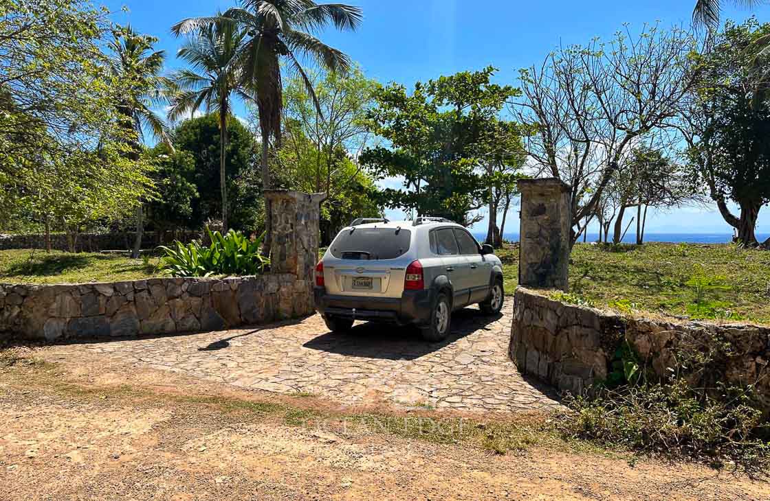 Beachfront Lot Steps from a Famous Tourist Hotspot-las-galeras-ocean-edge-real-estate (9)